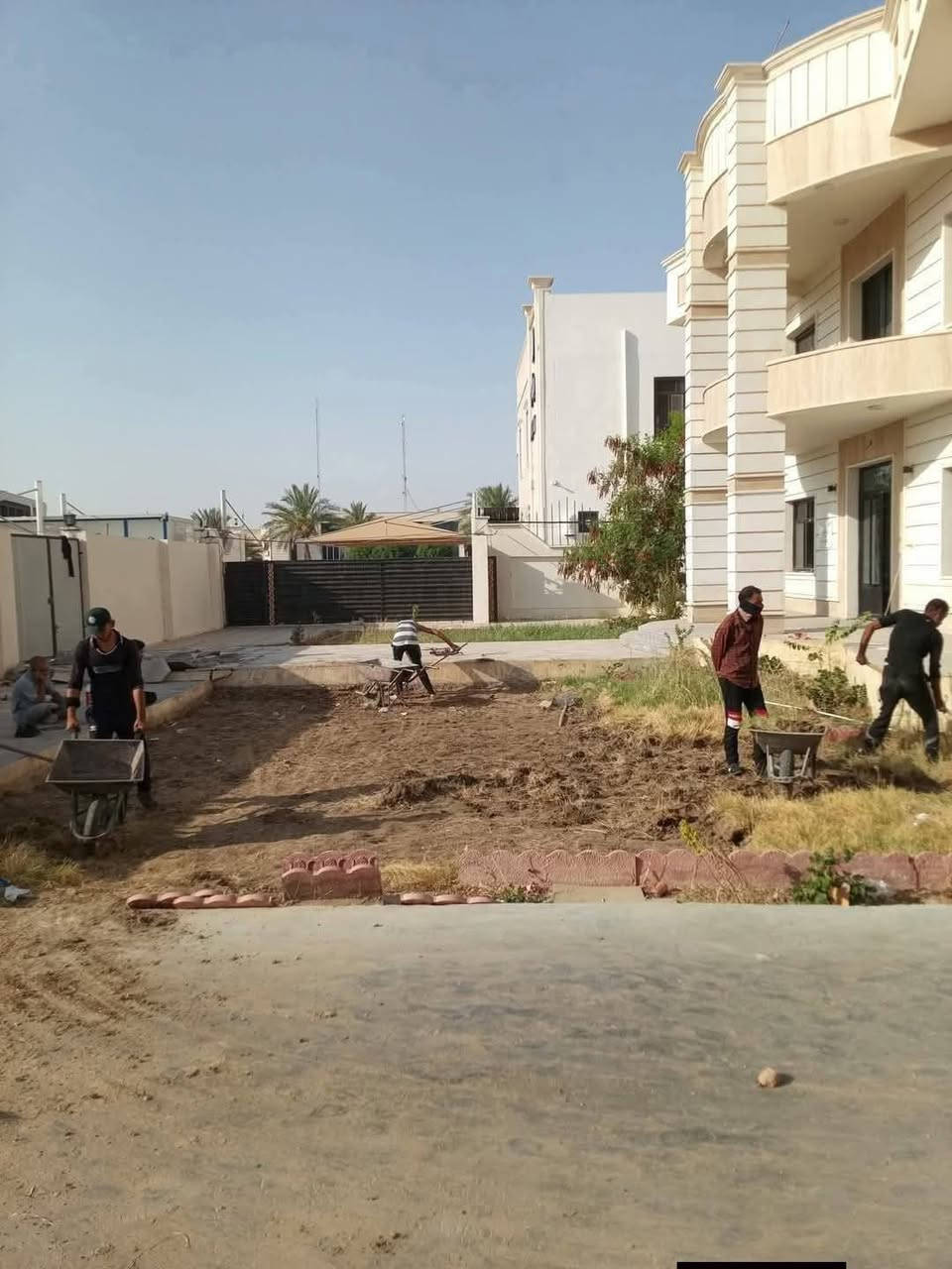 سلام عليكم  / يوجد كادر عمل جاهز/ تصعيد مواد/ تنضيف بيوت/ تفليش/ تكشيط/ تنضيف حدائق/ دفن نهري  / شقلنه ليل ونهار   /ومعداتنه جاهز/ ماعليك بس تصال على رقم  /     ***********
