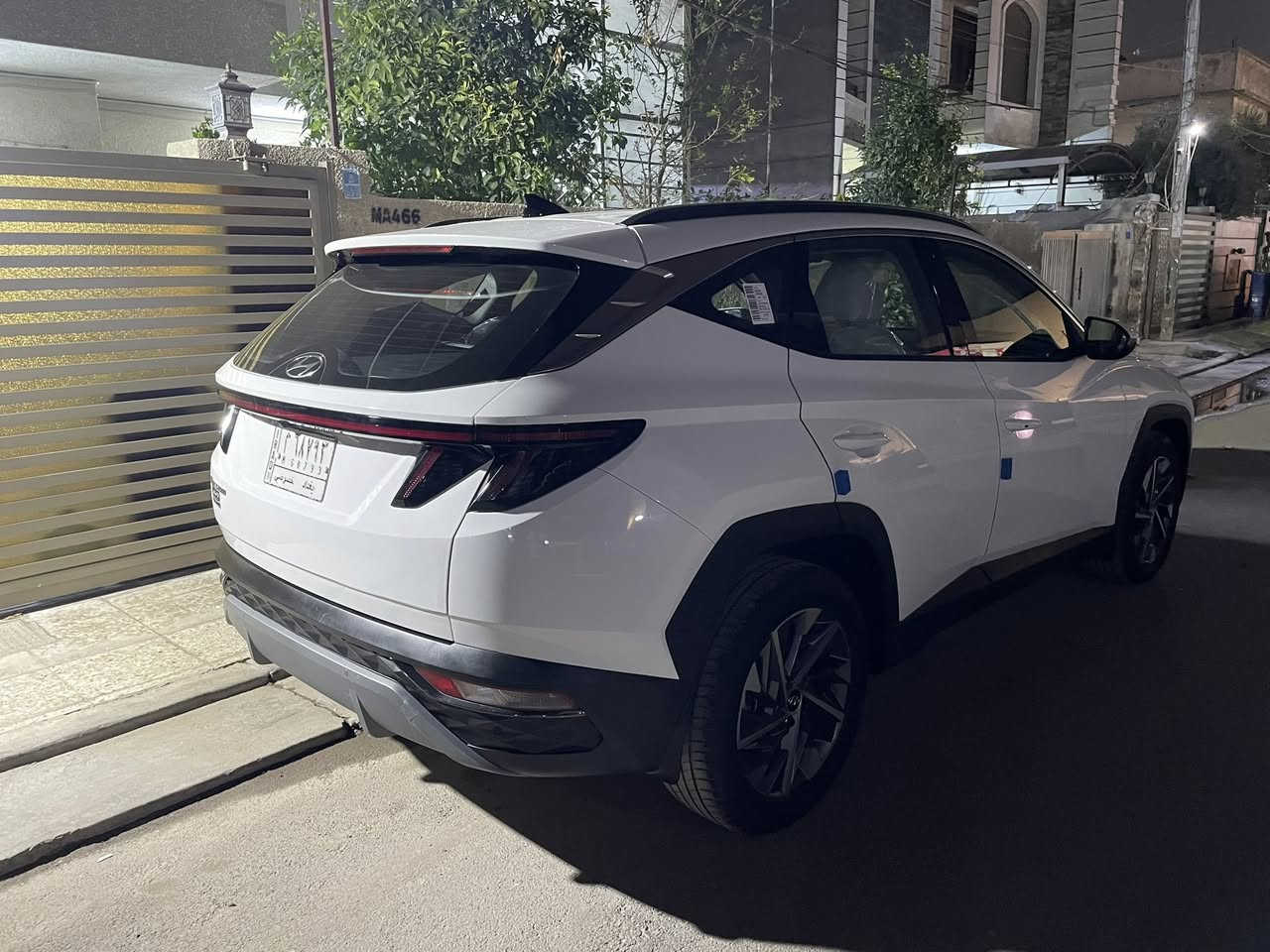 السلام عليكم 
للبيع توكسان 2024 خليجي بسعر مناسب 205 وبيها مجال
داخل مخمل مري شفط حساس امامي خلفي بصمه شاحن واير ليس بردات ابواب كشنات كهرباء عداد ايباد سياره كفاله من الصبغ عدا بارد قليل ماشيه 77 الف كيلو 
مكان السياره بغداد المنصور ***********
