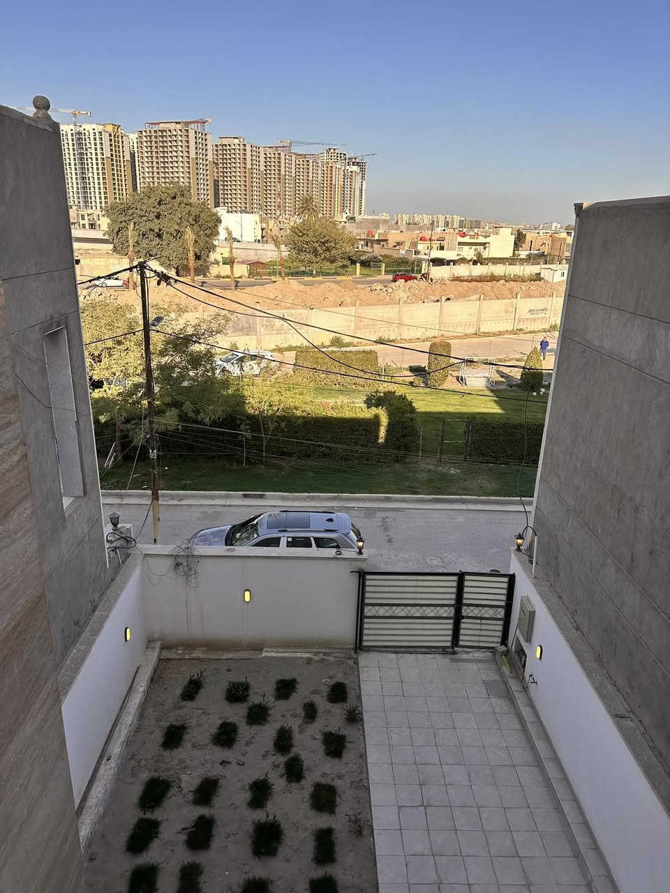 شقة مؤثثة جديدة في المنصور 
صالة مطبخ (مدخلين للشقة) وغرفتين نوم وصحيات
البناية تحتوي كراج وحديقة موقع هادئ 
مجهزة بادق تفاصيل 
للاستفسار 
***********
