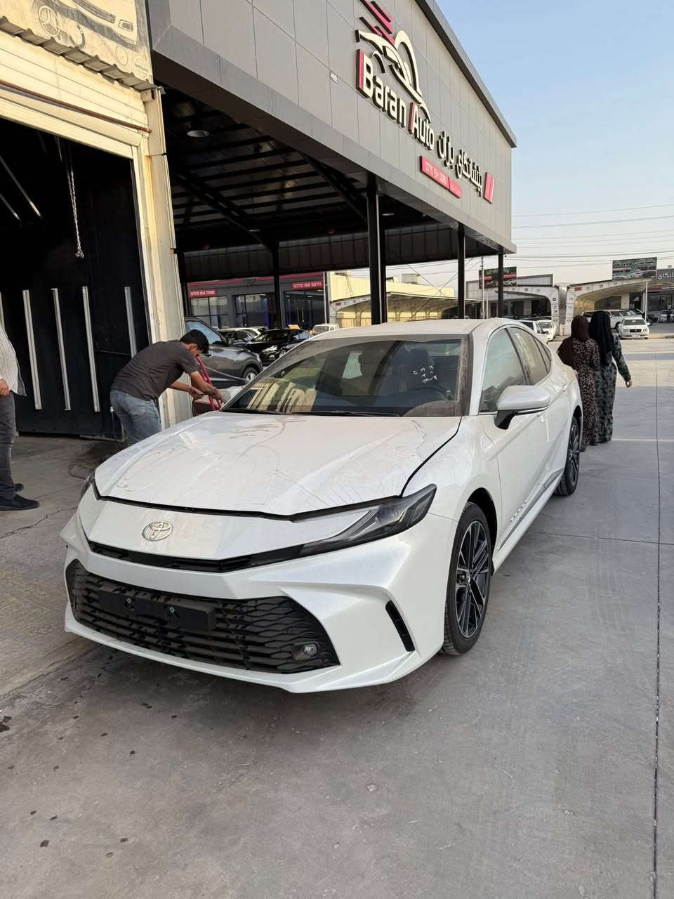 السلام عليكم كامري 25 خليجي صفر وارد عبد لطيف ياباني ماشيه 30 الف كيلو قابل للزياده مغلفه ppf لحد نصف القماره مع درع للچامه الامايه  صارت بيه طخه بسيطه هنا كما موضح ب صور بدون صبغ فقط تعديل عدلته السعر 255 ورقه وبيه مجال بسيط جدا ***********
