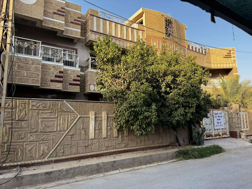 دار للبيع طابو ملك صرف بناء حديث مساحة ٤٥٠م مشيد عليها طابقين باربعة دور منفصله (اثنين ارضي واثنين علوي) مرتبطه بسلم خارجي مساحة كل دار ١٥٠ متر يباع كاملا  الموقع بعقوبه المركز مجاور الباب الخلفي لبلدية بعقوبة للاستفسار الاتصال بالرقم 
***********
