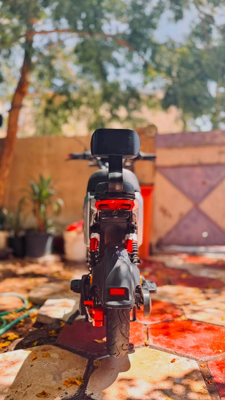� للبيع R900 موديل 2026 – نظيفة جدًا وجاهزة للاستخدام 🔥
إذا تبحث عن دراجة كهربائية قوية، اقتصادية، وشكلها يلفت النظر، هاي فرصتك.

✅ R900 موديل 2026

✅ بطارية رصاص 32 أمبير

✅ الشاحن الأصلي موجود

✅ استعمال خفيف

✅ حالة ممتازة جدًا

✅ جاهزة وما تحتاج أي دينار مصروف

المواصفات:

🔸 بطارية 32Ah تعطي مشوار ممتاز بالشحنة.

🔸 شاشة عدادات رقمية حديثة.

🔸 مصباح LED أمامي قوي للإنارة الليلية.

🔸 مصباح خلفي مع ضوء فرامل.

🔸 سلة أمامية أصلية.

🔸 مرايات أصلية.

🔸 مسند ظهر للراكب الخلفي.

🔸 مساعدات أمامية وخلفية مريحة.

🔸 فرامل قوية وثابتة.

🔸 محرك كهربائي هادئ وسلس.

🔸 تشغيل بمفتاح وكرت ذكي وبصمه تشغيل عن بعد

🔸 مكان تخزين أمامي عملي.

🔸 إطارات بحالة ممتازة.

🔸 جميع الإنارات والإشارات تعمل.

مميزات الدراجة:

✔️ موفرة جدًا بالشحن.

✔️ مناسبة للدوام، الجامعة، والتوصيل.

✔️ قيادة مريحة وثابتة.

✔️ شكل رياضي وحديث.

✔️ نظيفة جدًا والمحافظة عليها واضحة.

📍 المكان: (بغداد)

📞 للتواصل: ***********
