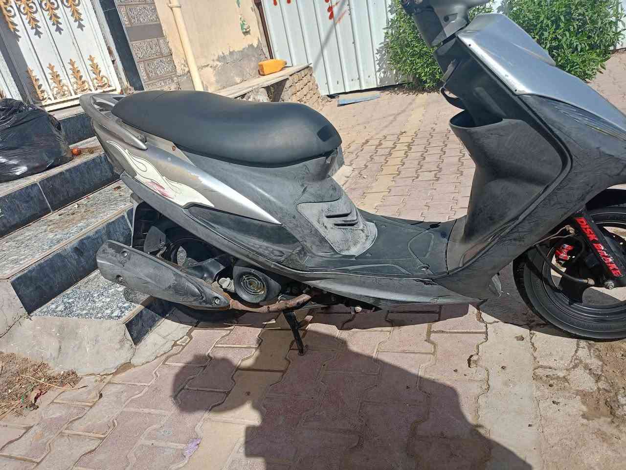 سلام عليكم للبيع دراجه ماكس عدله الدراجه كفاله مكينه مافتوح برغي بيها الدراجه بحاله الوكاله كلشي شغال بيها سلف هندر اشاير لايت عالي ناصي دراجه جاهزه مجهزه من دبلات دشبول كيلو متر دراجه حاويه السعر 800 وبيها مجال للشراي العنوان ديوانيه اخصيمه متواجد خاص وعل رقم ***********
