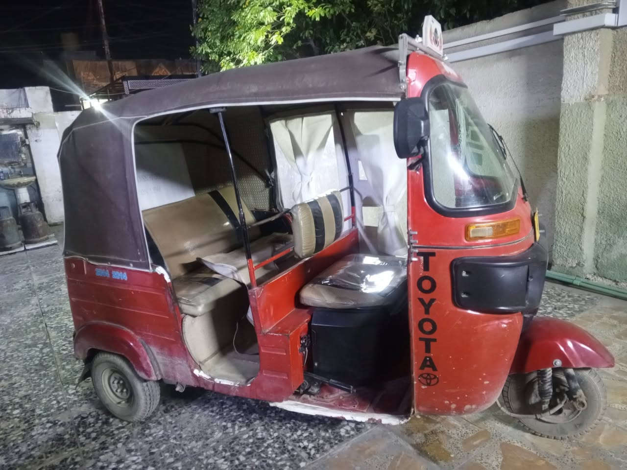 السلام عليكم،،،، 
تكتك 2018،،،،
تكتك حلوه ونصبتهه تخبل وكشرهه كلش حلو 
المحرك شرك جديد وكلجات جديده وتكتك كلش نظيفه 
كهربائيات كلهه شغاله ،،،، بس يحتاجلهه غسله 

تكتك للشارع گبل،،، من الاخير تاخذهه وراسك بارد 
التكتك اوراق،،، رحمه لبوك اقره المنشور،،، التكتك اوراق  وبيهه ورقه وحده استنساخ 

للاستفسار متواجد خاص 
رقمي *********** 

المكان/ بغداد/ بوب الشام
