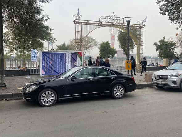 السلام عليكم
للبيع او مراوسMercedes _benz s350 
موديل 2009  باب قصير  
السيارة عليها تحديث خارجي 2013 
وسعرها مناسب جدا
للتواصل 
***********
