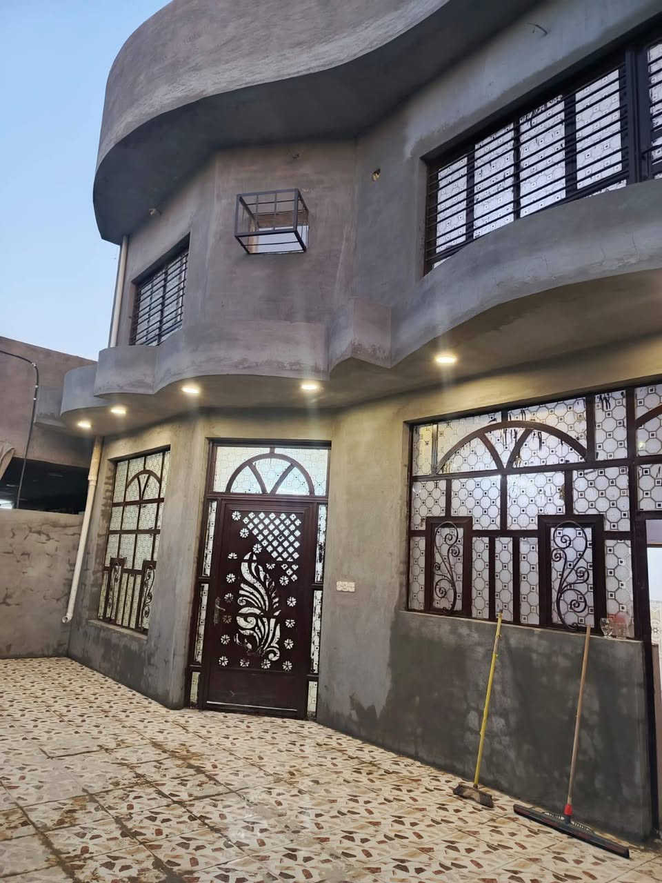 سلام عليكم مرخصت الادمن
بيت للبيع 
صالة + غرف نوم 3+حولي 2 في الطابق الاول و الثاني
طرمة كراج
 صحيات داخل و خارج
 مطبخ كبير 
المساحة 210
سند 25 
العنوان الطارمية شارع الشهداء 
قرب جامع عمر بن العزيز 
للئستفسار على هذه الأرقام
***********
***********
