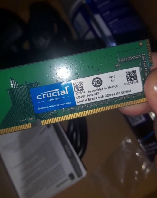 غراض حاسبة (تجميعة) جديدة كلياً لم تُستخدم - للبيع المباشر او للتبديل مع هاتف 
السلام عليكم أخواني.. هذه القطع اشتريتها قبل فترة  حتى أبني حاسبة (Desktop) ، لكن بسبب الظروف (الكهرباء والوضع المادي) ما كدرت أكمل التجميعة وبقت بالكرتون. وحالياً ألله رزقني بلابتوب ، فصارت الأولوية عندي أبيعهم حتى أشتري موبايل جديد أحتاجه بشغلي.
القطع والوصف الفني (بكل أمانة):
كيس MSI MAG FORGE (على الأغلب): لا يحتوي اي مراوح لكن كيس محترم جداً ، حجمه ممتاز وتصميمه يسمح بمرور الهواء حتى لا تحمى القطع. (جديد غير مستخدم لكن كارتونته ليست بافضل حال بسبب تركها فوق الكنتور وتعرضت للتراب لكن الكيس مضموم بالنايلون).
باور سبلاي (PSU) ماركة FSP بقوة 550W: هذا هو "القلب" مال حاسبة، ماركة ممتازة ومعروفة بالاستقرارية، مو من الأنواع العادية اللي تخرب القطع. قدرته 550 واط كافية جداً لأغلب التجميعات المتوسطة والقوية.
رامات (RAM) سعة 8GB: قطعتين (4+4) بتردد 2400MHz. التردد يعتبر اعتيادي لكن مستقر جداً، وكونهم قطعتين راح يعطيك أداء أفضل بالنظام (Dual Channel).
هارد (SSD) ماركة Hikvision سعة 128GB: هارد مساحته صغيرة بس سريع جداً لتشغيل الويندوز والبرامج ، يعني يفيدك للنظام وبرامجك الأساسية فقط.
هدية مع البيعة: بخاخ (Mechanic 530) أصلي لتنظيف الإلكترونيات، تحتاجه جداً للصيانة الدورية.
ملاحظات:
الحالة: القطع جديدة كلياً، مشتريهن ومضمومة بالكرتون.
الجاهزية: الباور سبلاي اني مطلعه من الكارتون ورابطه بالكيس لذا فقط تضيف مذر بورد و معالج مدمج او معالج وكرت شاشة وتكون جاهز لكن ممكن تضيف هارد اضافي لزيادة المساحة
المعاينة: ما عندي توصيل، حضرتك تشرفني للبيت (بغداد - الحسينية قرب المستشفى التركي ) وتتأكد من نظافة القطع "قطعة قطعة" 
المقابل : (مراوس بهاتف  أو اعرض السعر المناسب لحضرتك وما نختلف إن شاء الله).
للتواصل راسلني خاص لطفا او اكتب الي يناسبك بالتعليقات وشكرا جزيلا


**إذا كنت صاحب هذا الإعلان وتريد حذفه لأي سبب، رجاءا أرسل رسالة إلى الدعم الفني**