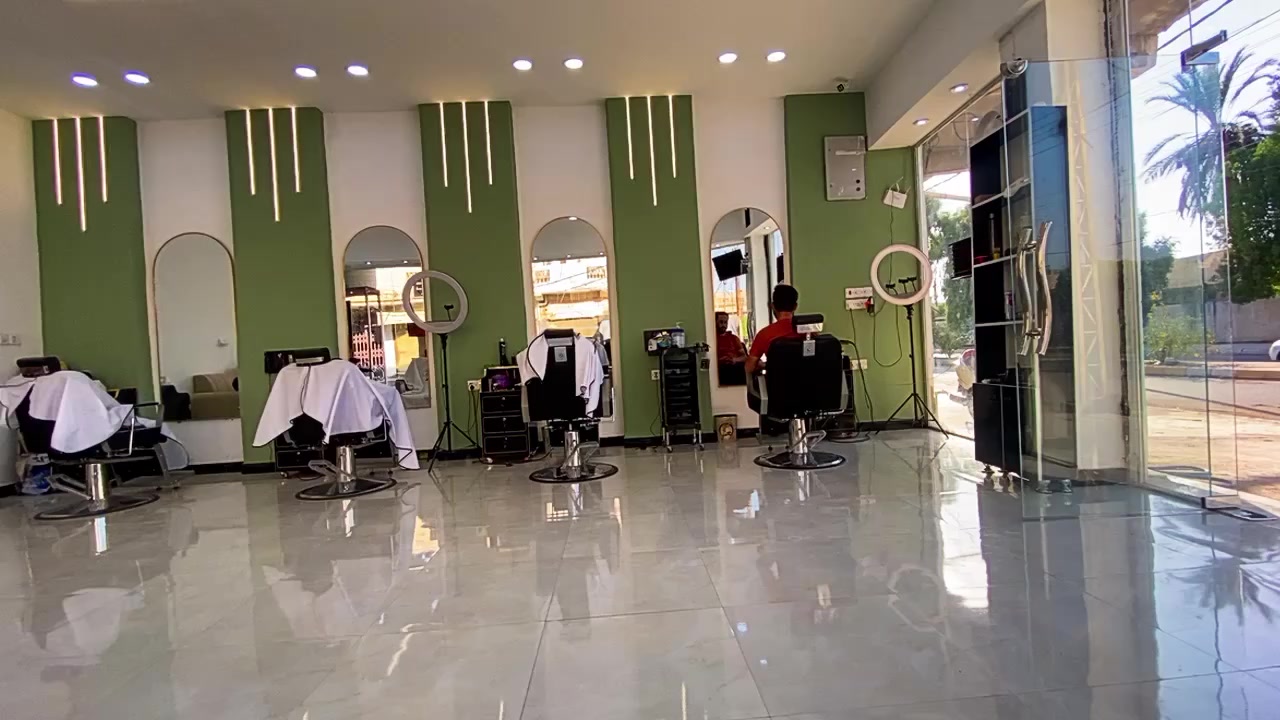 السلام عليكم الصالون بحاجه الى حلاق  موقع العمل الامين 

مقابل معهد الفنون الجميله للستفسار الرقم ***********
