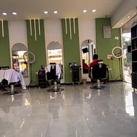 الصالون بحاجه الى حلاق  موقع العمل الامين   مقابل معهد الفنون الجميله ...