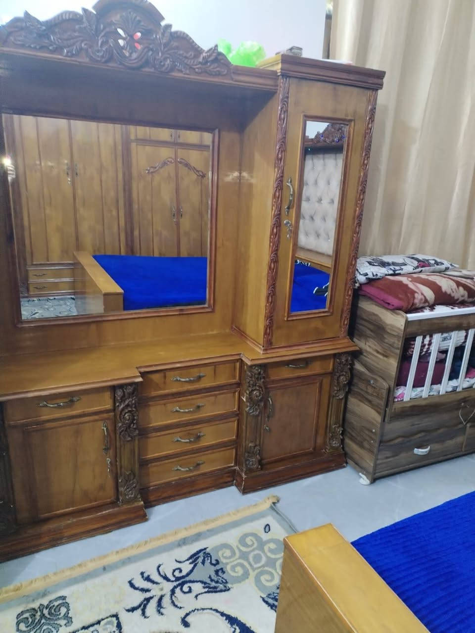 السلام عليكم غرفة نوم اخشاب عراقي تكمة كنتور ٦بيبان، طابقين مع ملحق زاوية بابين طابقين  تصميم مصري صبغ حراري  للبيع نظافة 90بلمية صارلها سنة مستخدمة بيها فقط جامة مفطورة وشايلها مال التاج الجرباية سبب البيع غرفة ضخمة والمكان لا يتسع لها
السعر 3ملالاين وربع وبيها مجال قليل اتصال علة رقم واتساب ***********
