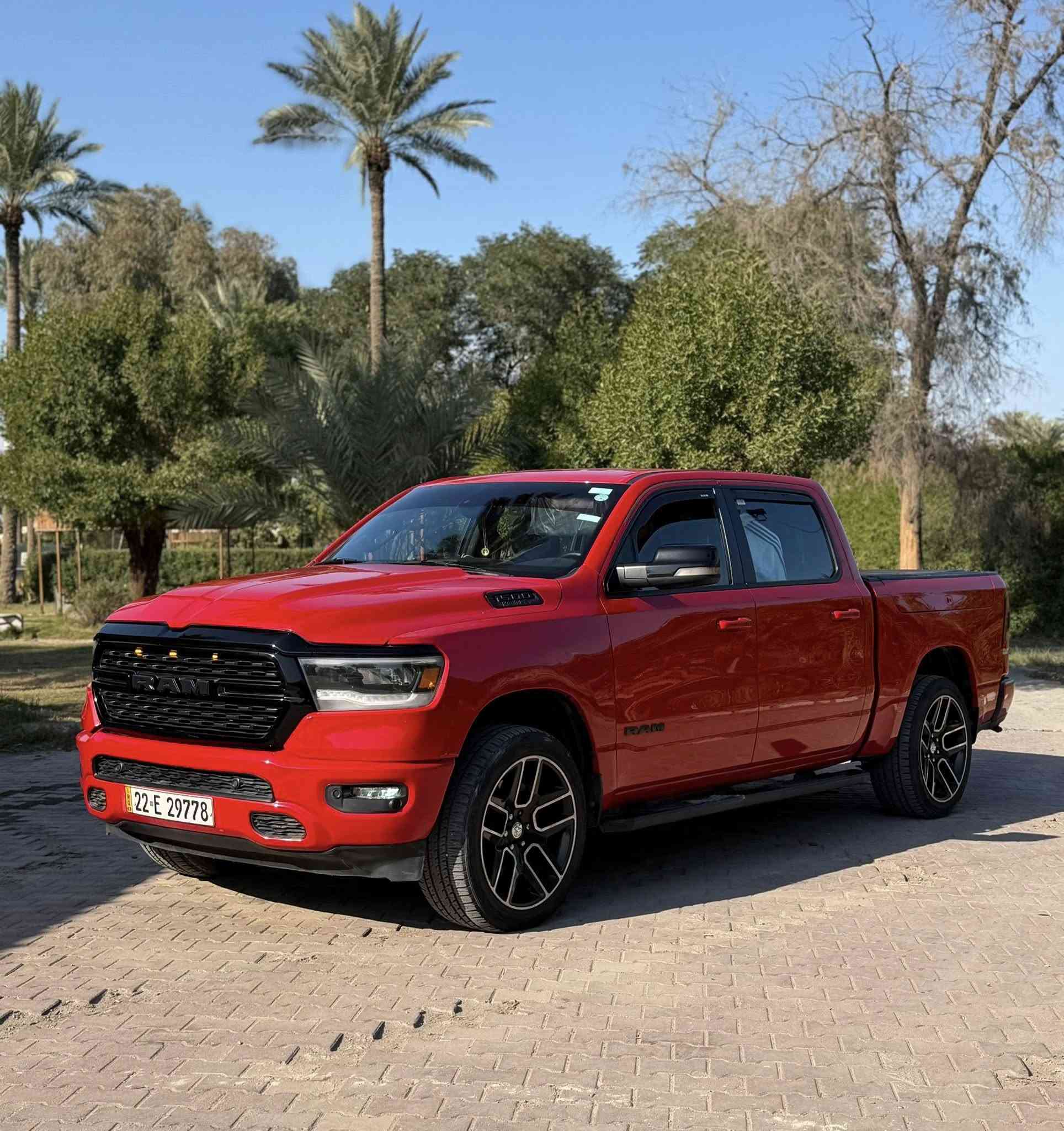 السلام عليكم
دوج رام  
‏ (Big Horn )
موديل : 2021 
ماشية : 69 الف 
المواصفات 
بصمة 
شاشة 
كاميرا 
تحكم ستيرن جهتين 
كروز سرعة 
المكينة 8 سلندر 
 5700 
لايت زنون 
لد امامي 
بلوجكتور لد 
حساسات امامية + خلفية 
كشنات جلد
كشنات كهرباء 
باب طويلة 
بدي كصير 
مري شفط كهرباء 
اشاير بالمري 
دوسات 
ويل كب كروم 
قطعتين تبريد 
دبل كزوز 
رادارات 
تحديد مسار 
قيادة ذاتية 
تشغيل عن بعد 
سايد بريك دكمة 
باب الخلفي كهرباء 
صندوك خلفي 
(رقم أربيل الجديد بأسمي وكالة او تحويل )
الحادث : جاملغ + ربع بنيد صبغ + باب السايق مبدل نفس الون . بدون اي دواخل 
( صور الحادث مرفقة ) 
السيارة جديدة جداً بدون اي نقص 
السعر : 345 وبيها مجال 
العنوان : بغداد الكاظمية قرب مرور الكاظمية معارض جكوك معرض الرحمن . 
للاستفسار 
عبدالرحمن 
 *********** 
 ***********
