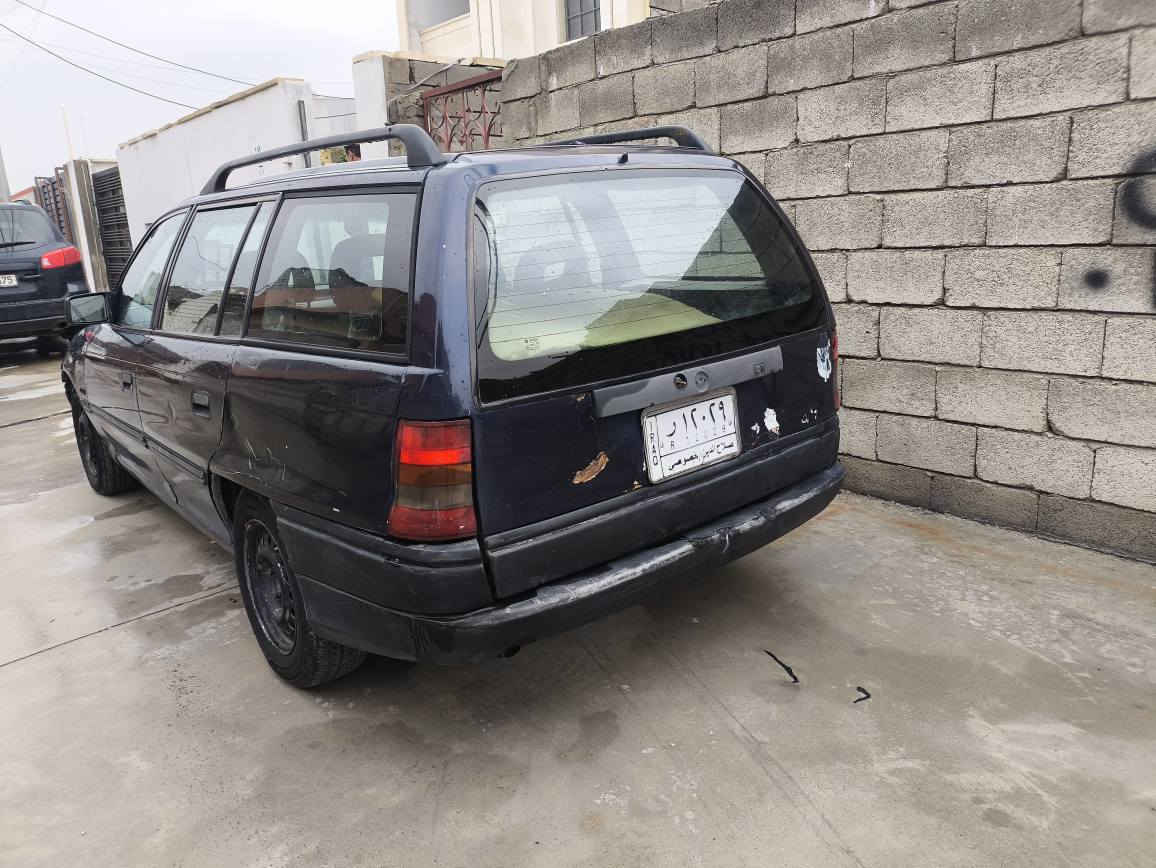 استرا ستيشن 1993
نظيف فول ما ناقصها غير صبغ خارجي

كلشي بيها شغال محرك كير شرط

رقم صلاح الدين حديث وين ما تريد تكدر تحولها

مكان السيارة موصل

السعر 45 وبيها مجال
*********** تل كيف, نينوى
