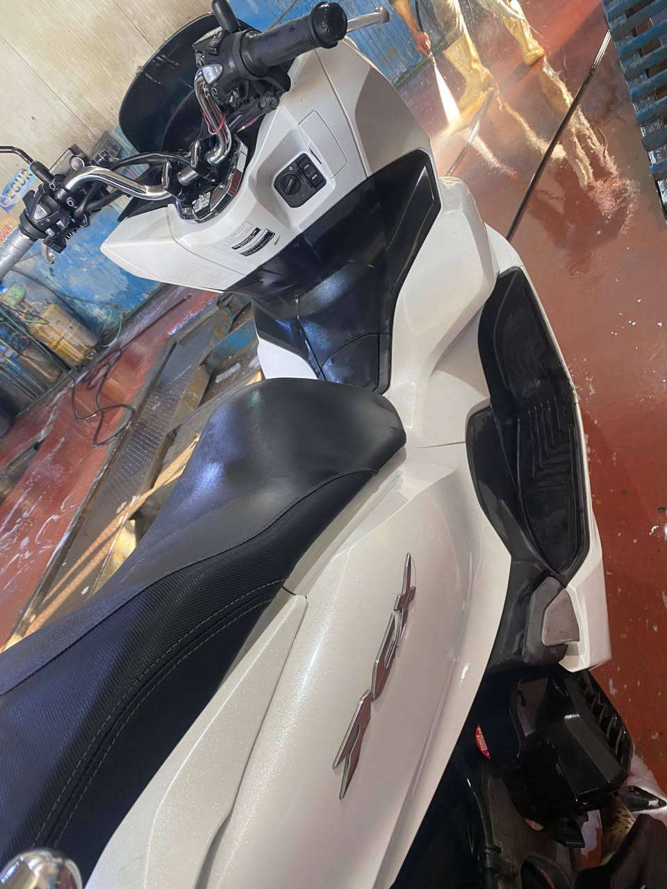 سلام عليكم 
pcx جيل الرابع تايلندي مكفولة كفالة عامة النضافة مثل ماموضحة بالصورة محركها نضيف مامفتوح 
السعر 16 ورقة 
***********
