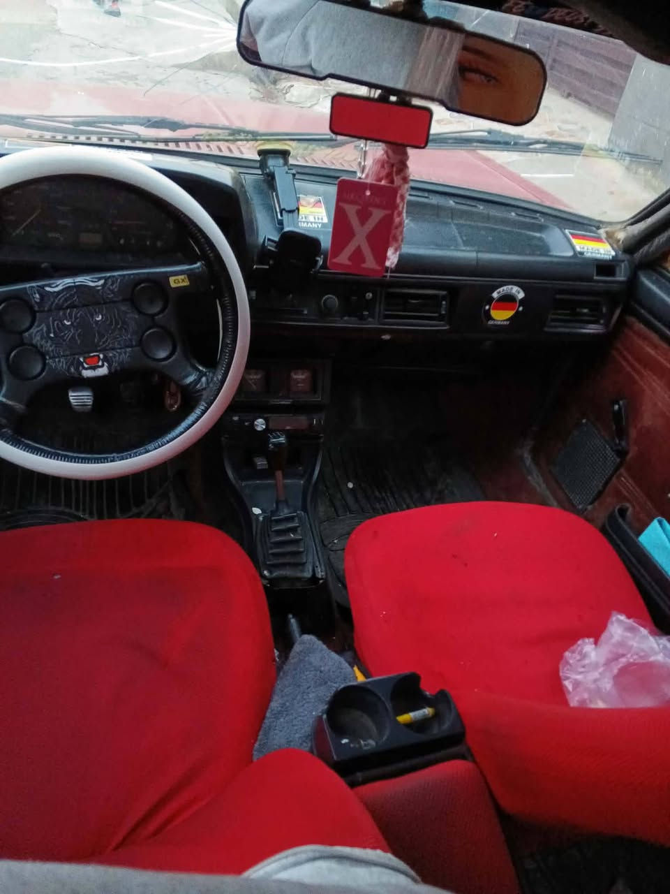 سلام عليكم سيارة برازيلي موديل ٨٦ دفتر بانزين 5 كير سياره جاهزه ونضيفه السعر 26 وبيها مجال للشراي بيع فقط الاستفسار اتصل عل رقم ***********
