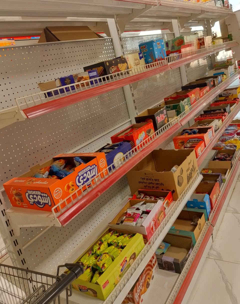 السلام عليكم سفينه للبيع طول 3م و60 س 
عرض 70 س
جديده ممستخدمه اقل من شهر 
للاستفسار***********
