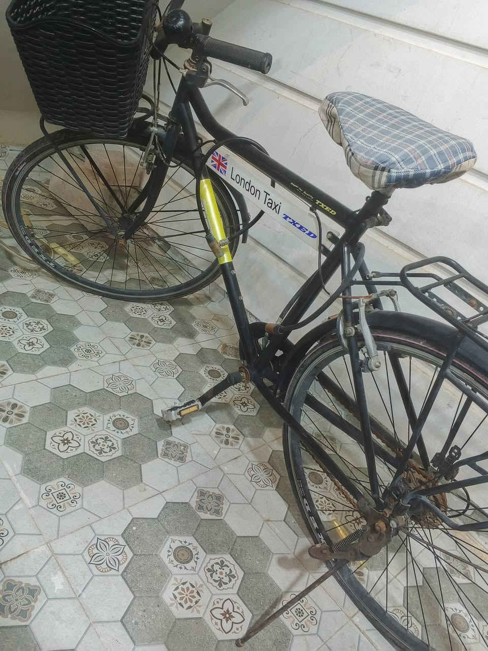 🔴🔵🔴🔵🔴 بايسكل للبيع اصل اصل وكالة British taxi  قطعة نادرة جدا حجم اعتقد ٢٨ لو ٢٦ گير فول ٥-٦ نمر 
فر العراق كلة اذا لگيت ١٠ قطع اني اشتريهم 
كشن مبدل اسفنجي مريح 
بس متروك صار فترة بي بالزنجيل شوي زنجار + يرادلة جوپات 
للبيع للعلم البايسكل وكالة شرط قطع نادرة السعر ١٢٠ بيه مجال كلش قليل جماعة ٧٠-٦٠ لاتعلقون 
واتساب ***********
