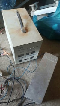 مولد كهرباء • يشحن ببطارية سيارة • ممكن تفاوض