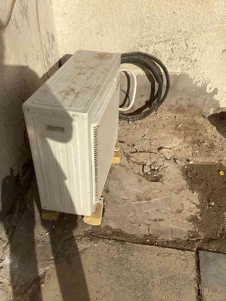سلام عليكم سبلت 2 طن شرط التبريد والنظافه سعره 500 وبي مجال مكاني حي الجوادين رقم ***********
