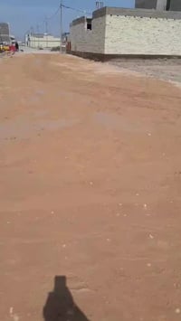 يوجد لدينا قطعه سكنية بمسحات مختلفة ماء كهرباء تبليط متوفرة كافة الخدم...