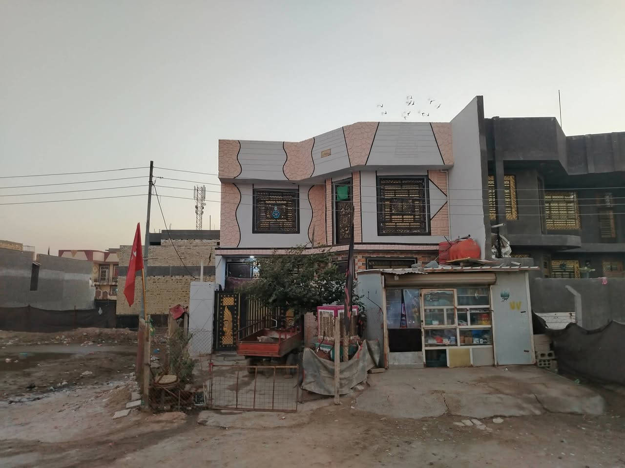 سلام عليكم بيت 200م للبيع طابو صرف 
غرف 2فوك 2جوه
مجمع صحيات خارجي وداخلي 
الاستفسار: ***********
البيت كامل ماناقصه كلشي
