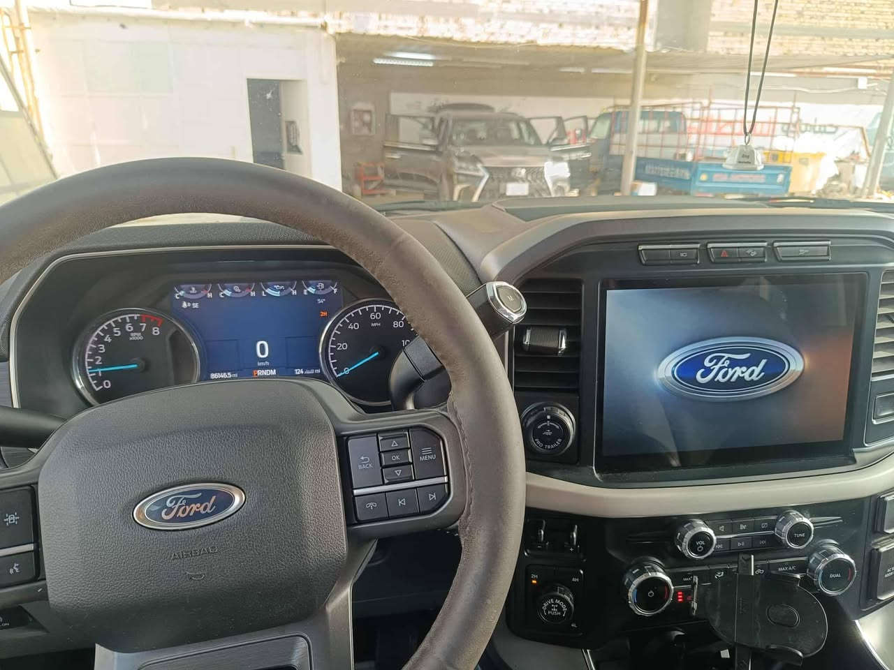 سياره فورد F150  
فىه السيارات XLT 
سعة المحرك 5000 
عدد الأسطوانات V8 
بقدرة حوالي 400 حصان 
ناقل حركه اوتماتيك 10  نمر 
كير تعليك 

وتتميز بمواصفات XLT المعروفة مثل شاشة لمس كبيرة، وأنظمة مساعدة للسائق كالرادار الخلفي وتحديد المسار،
وتكون سبع وضعيات قيادة و دبل اكسل 
عدادالسيارة86  
السيارة باسمي مداور ثاني يوم 
باقي على استلام الوحات الجديدة ( الانكليزيه )
رقم بغداد  مشروع وطني 
***********

