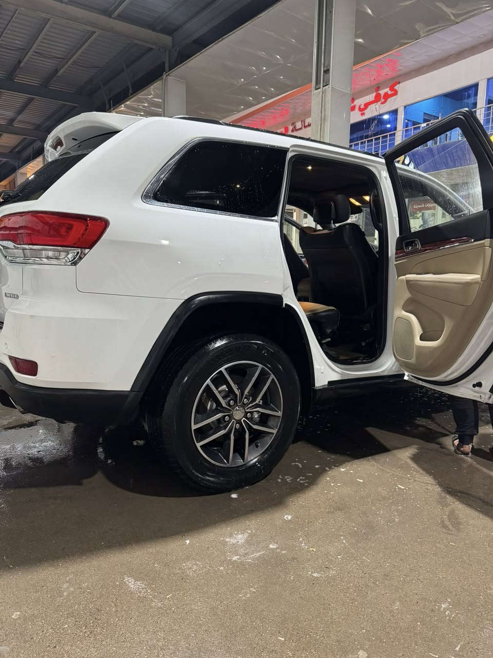 كراند شيروكي 2018 بصره
مواصفات لمتدد 

حادث جاملغ وبنيد وبيها كلير من امريكا

السعر 180 وبيها مجال 

***********
