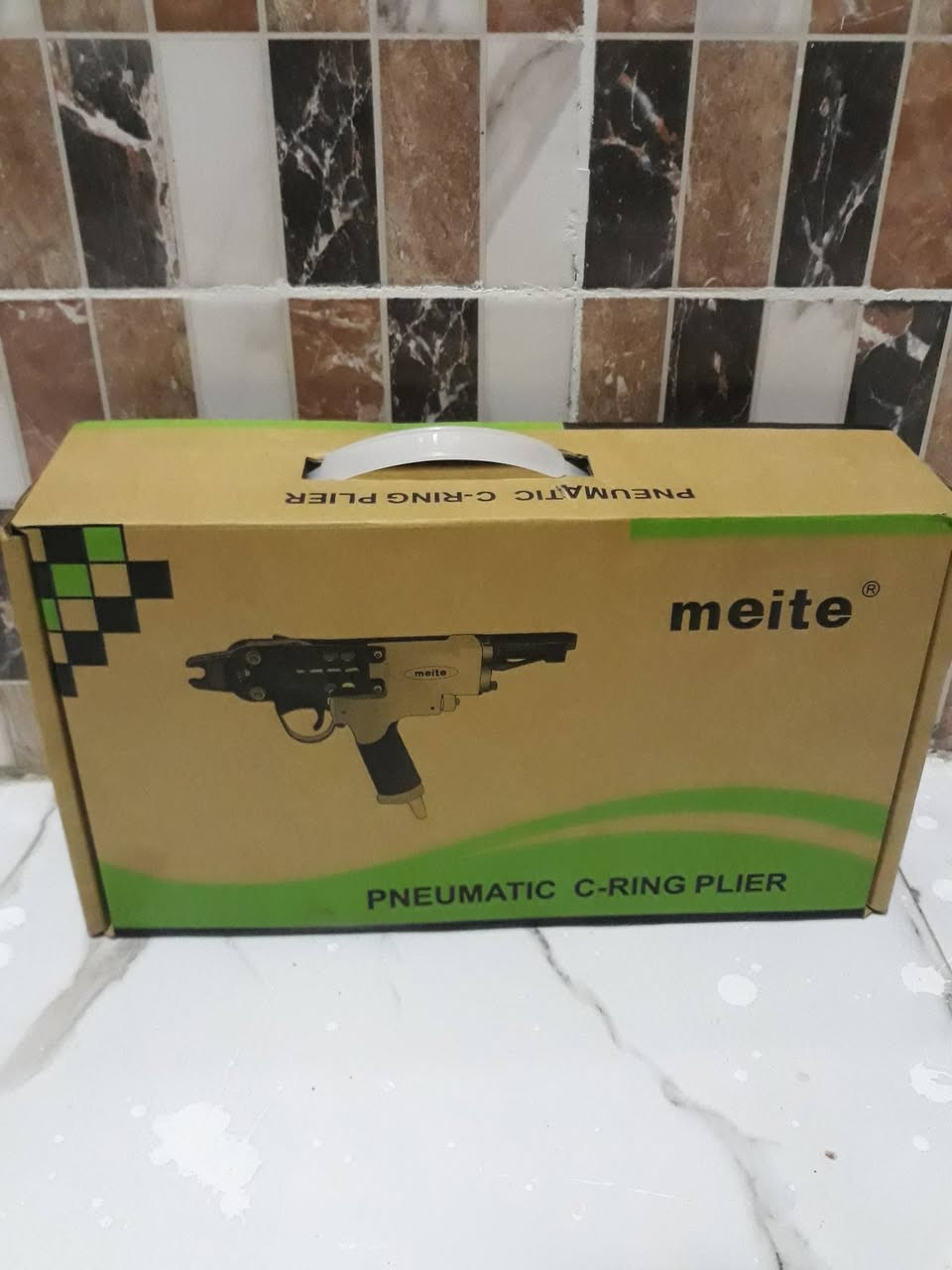 للبيع – أدوات تثبيت هوائية (Pneumatic C-Ring Plier) من شركة Meite
متوفّر 24 قطعة جديدة داخل الكرتون.
المواصفات:
نوع المنتج: Pneumatic C-Ring Plier
يعمل بالهواء المضغوط
جودة عالية ومناسب للتثبيت، النجارة، شبكات الحديد، الأقفاص، والعديد من الاستخدامات المهنية.
المنتج جديد 100%
السعر: القطعة الواحدة ٣٠ ألف دينار 
السعر قابل للتفاوض عند شراء كمية.
للتواصل: *********** واتساب متوفر ايضا
