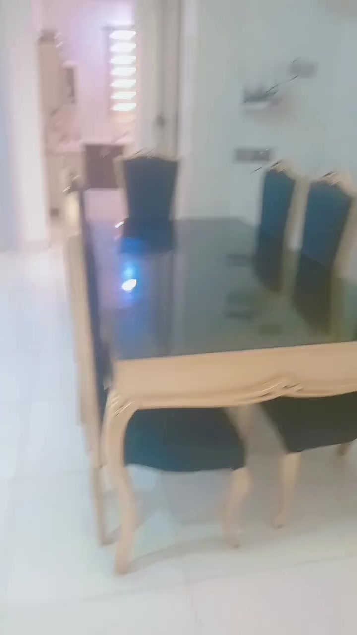 ميز طعام ملكي ٨ كراسي للبيع السعر ٦٠٠ الف وبي مجال للاستفسار الاتصال *********** المكان الفلوجه حي الضباط الثانيه
