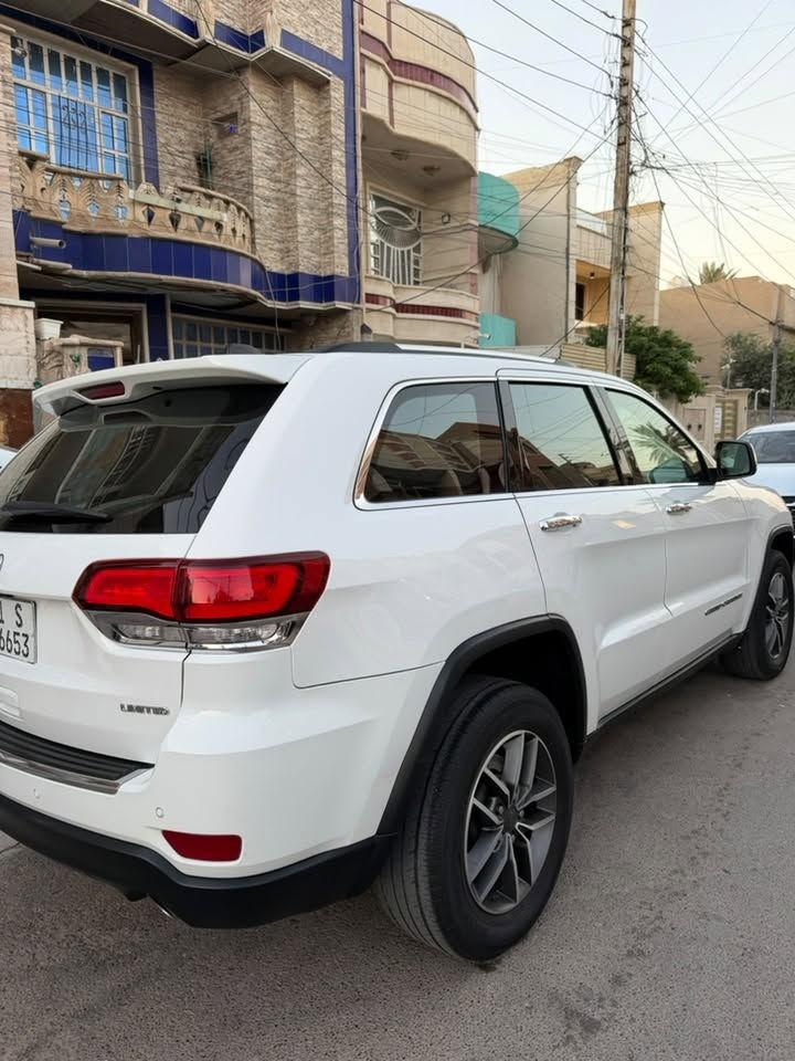 جيب كراند شيروكي (لاريدو 2021 فول) رقم بغداد بأسمي
الضرر : نصف الجاملغ الايمن (عكس السائق) فقط 
المواصفات :
* المحرك : V6 3.6L
* ﻿﻿تشغيل عن بعد .
* ﻿﻿دفع رباعي 4x4 .
* ﻿﻿فتحة سقف
* بصمة مع دخول ذكي .
* نظام تشغيل واطفاء اوتماتيكي للمحرك .
* ﻿﻿مقاعد جلد باللون البيجي المرغوب
* ﻿﻿المقاعد الأمامية كهربائية 
* ﻿﻿ذاكرة لحفظ وضعيات الجلوس .
* ﻿﻿المقاعد الأمامية والستيرن تدفئة 
* تبريد قطعتين مع مناخ منفصل .
* ﻿﻿شاشة 8.4 انج .
* ابل كاربلي واندرويد اوتو .
* ﻿﻿نظام الملاحة (GPS) .
* نظام قياس ضغط الإطارات . 
* اربع وضعيات قيادة للطرق الوعرة .
* وضع القيادة الرياضي SPORT .
* وضع القيادة الاقتصادي ECO .
* ﻿﻿المصابيح الأمامية زنون مع تبديل عدسات مع LED نهاري .
* ﻿﻿كشافات الضباب زنون .
* ﻿﻿صندوق كهربائي .
* ﻿﻿حساسات خلفيه مع كامرة دواره
* ﻿﻿مرايا جانبية ووسطية بخاصية التعتيم الذاتي .
*رادار جانبي 
-ادامة لمنضومة الاحتراق تبديل البلكات وتنضيف النوزلات والمجاول وتبديل جميع الفلاتر وحتى الدهن 

 -بيهه اضافه منضومه غاز من الشركة العامة للمنتجات النفطيه وبضمان لمدة سنة وادامة مجانيه

- سياره جديده وجاهزة وكاملة من كلشي ومبيهه نقص كد الابره وحتى بولش مسويلهه السعر 24,000 دولار وبيهه مجال بسيط 
للاستفسار / *********** مكان السياره بغداد الكراده
