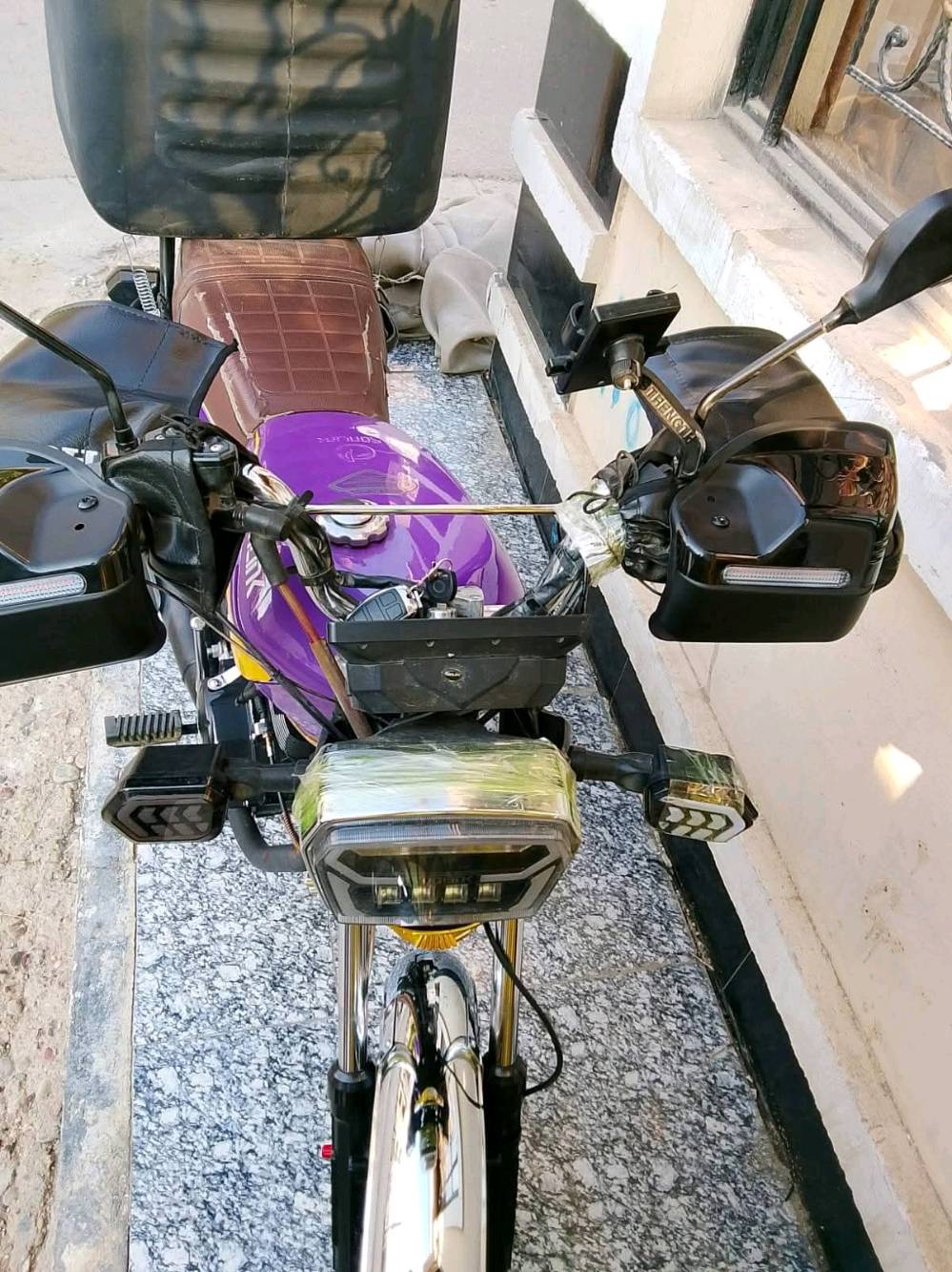 دراجة نارية صن لينك موديل 200 سي سي بلون مميز وبحالة جيدة. الدراجة مزودة بصندوق خلفي للتخزين وحماية لليدين. مناسبة للاستخدام اليومي وتوفر أداء ممتاز على الطريق. مرايا وسيت مريحين وتصميم عصري يجمع بين الجمال والقوة.