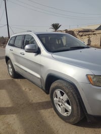 سياره Jeep للبيع السياره موديل ٢٠١١ كفاله عامه ما عده باب الخلفي بي صب...