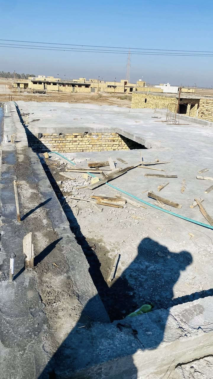 السلام عليكم بيت للبيع  المساحه ٢٠٠ متر المكان مقابل مجمع الربيع
يتكون من 

غرفتين ٦ في ٤ 

صاله ٩في ٤

مطبخ ٥في ٤ 

براني ٧ ونص في ٤ 
مجمع صحيات داخليه وخارجيه 
*********** 
***********
رقم صاحب الدار
