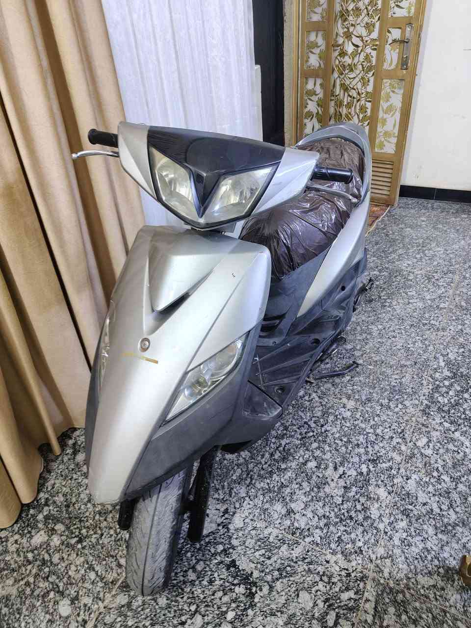 السلام عليكم 
للبيع ماكس ثعلب 
دراجه نظيفه كلش 
صارلها 4 اشهر نازله رمبه 
محرك اخرس ما تسمعله صوت 
كهربائيات كلها شغاله 
كيجات بانزين + كيلو متر شغالات 
محركها ما مفتوح ابد مكفول كفراتها ختم واحد 
مكاني بغداد الغزاليه شارع الضغط 
سعرها 725 وبيها مجال بسيط 
***********
