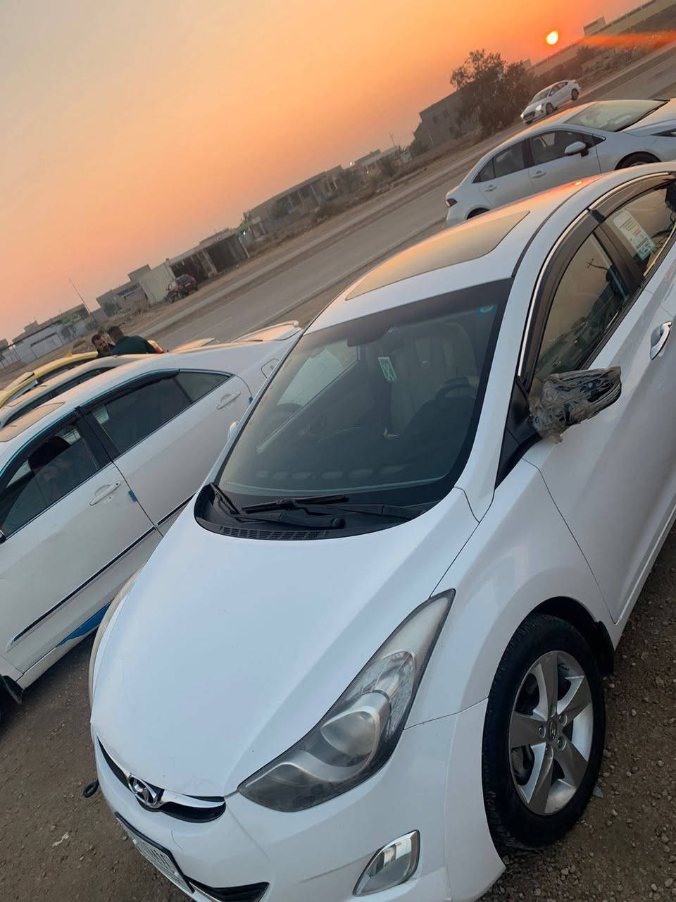 السلام عليكم 
النترا خليجي فول ماعدا البصمه 
ضرره شبر بالجاملغ الخلفي 
واقل الشبر بالبونيد وشويه بارد بالباب 
سعره 110
***********
