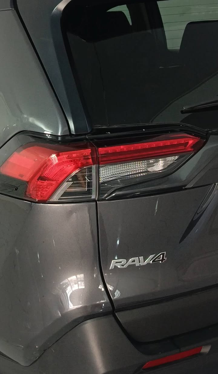 🚘 تويوتا راف4 (RAV4) 2023 موديل، LE AWD Tech
نمرة السيارة (الجاهة): 24-L 70592 (دهوك)
اللون: غرationستg رمادي غامق (Gunmetal Grey)
✅ الكيلومترات: 35,000 كم
✅ الفصّة: موجودة
✅ الكيت: أوتوماتيك
✅ الوقود: بنزين
✅ نوع الدفع: AWD (دفع رباعي)
🎨 صبغ: 2 قطعة مصبوغة (غير أورجينال)
✅ الحالة: تدشّر زينة، ماكو مشكلة بالمكينة
✅ الشكل الخارجي: نظيف وممسوح زين، الفانوسات LED أصلية
سيارة في معارض دهوك تيرمينال الرقم  55 📍 
*********** واتس اب
