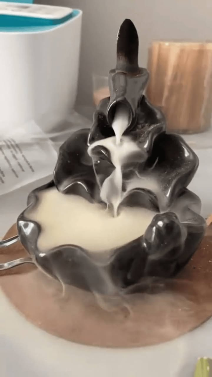 سعر نار بس 15.000الف فقط شامل التوصيل للطلب واتساب
***********
 
 عنوان ورقم اقرب نقطه داله

مبخرة شلال سيراميك

الاستخدامات

تستخدم لحرق البخور المخروطي (Backflow) لإظهار تأثير الشلال الدخاني.

مناسبة لغرف النوم، الصالة، المكاتب، وجلسات الاسترخاء.

تضيف لمسة ديكور أنيقة وجمالية لأي مساحة.

مثالية لتعطير الجو وخلق أجواء هادئة ومريحة.

المميزات

تأثير شلال دخاني ينزل بانسيابية ويعطي منظرًا ساحرًا.

مصنوعة من السيراميك اللامع عالي الجودة بمتانة وتشطيب فاخر.

تصاميم جميلة تناسب الديكور العصري والكلاسيكي.

قاعدة عريضة وثبات ممتاز على أي سطح.

حجم مناسب وسهل الحمل — ارتفاع 9 سم.

تعمل فقط مع بخور Backflow للحصول على تأثير الشلال.

محتويات الصندوق

مبخرة شلال سيراميك فقط.

غلاف بحجم: 14 × 11 × 11 سم.

الملاحظات

المنتج لا يحتوي على بخور—يُشترى بشكل منفصل.

للحصول على أفضل تأثير شلال، يُفضّل عدم استخدامها بالقرب من الهواء أو المراوح.

تأثير الشلال يختلف حسب نوع وجودة البخور المستخدم.
