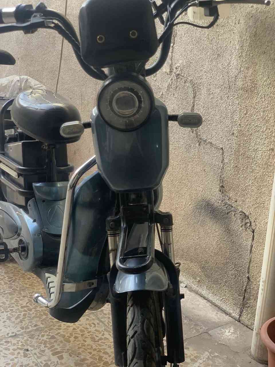 سلام عليكم      دراجه شحن اخو الجديد مستخدم شهرين5 بطاريات اربع گير تايرات شرط بطاريات شرط بگلايت ولاشارات شرط ونشرات مالت البايسكل قويه وشاحنه مالته شرط جديده و وكاله وتشحن البايسكل 3 ساعات الدراجه كامله فقط كشن الوره مابيها و الوايرات والكهربائيات شرط الدراجه سعرها 270 وبيها مجال للشراي العنوان كركوك حي الشهداء رقمي  *********** خابرني وتدلل وبي واتس اب
