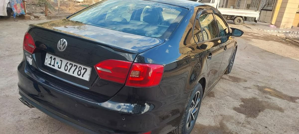 السلام عليكم جيتا خليجي 2012 فول مواصفات
بصمه تشغيل 
بصبه ابواب 
فتحه 
تحكم ستيرن 
وبعد هواي بيهه مواصفات 
محرك 2000 تنفس طبيعي.    صدر جديد 
تخم تاير جديد
دبلات جدد 
بيهه ضربه جاملغ وبنيد بدون دواخل دوسات صبغ فقط 
بيع او مراوس حسب القناعه السعر 110 وبيهه مجال 
للاستفسار :***********
