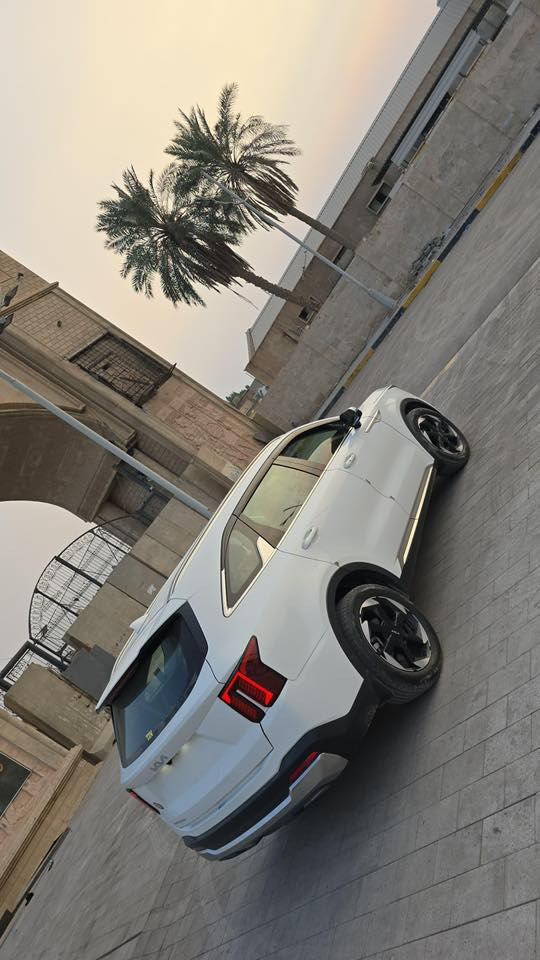 السلام عليكم
كيا سورينتو (للبيع) 
موديل 2024 
ماشيه 48 الف 

_____________

المواصفات 

الكشنات كهربائية
 
الكير ماوس وشفتات بالإستيرن 

الشاشه دجتل 

حساسات امامية وخلفية 

الهاند بريك دكمة

اوتو هولد 

بصمة +تشغيل عن بعد 

6 سلندر 3500

واير لس

كار بلاي 

لد على طول دشبول السيارة 

شاشة اكترونية + كامرة

تبريد خلفي (قطعتين)

دشبول اكتروني متصل شاشة كاملة 

7 راكب  

وتحكم ستيرن بالجهتين 
____________________
الضرر 
ربع صندوق تحت الرقم صبغ 
چاملغ الأيمن الخلفي(ربع ) صبغ ومعجون خفيف .

الجاملغ الأيمن شبر بارد وصبغ

الچاملغ الأيسر ضفر بارد 

هذا فقط ضررها 

السيارة سعرها 300 وبيها مجال للشراي وحك الجية رقم النقال ***********
