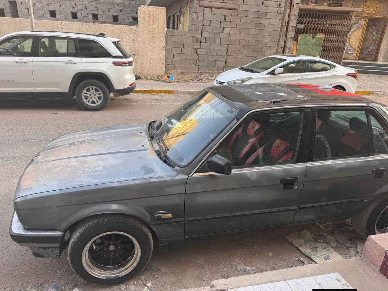 السلام عليكم 
للمراوس او للبيع 
بي ام زعرة موديل ١٩٩٢ وارد ياباني 
السيارة جاهزه محرك كير حداديه تبريد 
السيارة رقم بغداد انكليزي باسمي تحويل ثاني يوم 
محرك 6 سلندر الفين (2000) 
السيارة مراوس او بيع 
مكان السيارة : البصرة 
السعر : 38 ورقه وبيها مجال
رقم الهاتف : *********** البصرة, العراق
