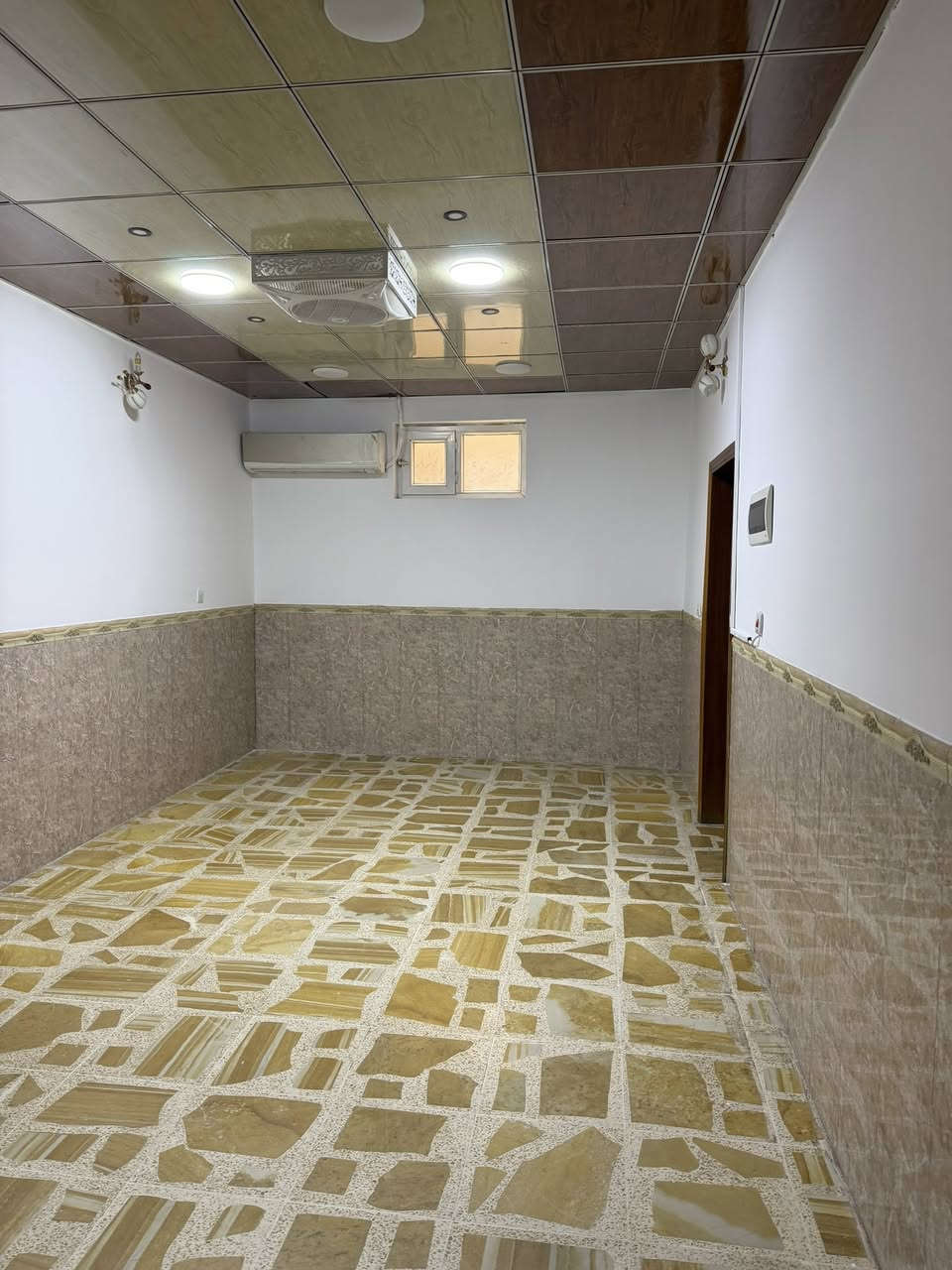 دار للأيجار حي المصارف خلف ارشد الزيباري 6 غرف مع هولين ومخزن وسرداب وكراج كبير وسبالت وكاونتر بيت بناء حديث وجديد كامل للتواصل ***********
***********
