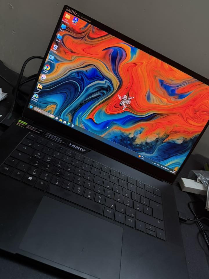 تحية طيبة للجميع ❤️

للبيع Razer Blade 15 🖤🔥 الانيق والقوي 

▪️ Core i7-13800H
معالج قوي جدًا من الجيل 13، مناسب للشغل الثقيل والألعاب والبرامج بسرعة ممتازة.

▪️ RTX 4070 8GB 140Watt✅✅ 
كارت شاشة قوي يشغل الألعاب على إعدادات عالية ويخدم بالمونتاج والتصميم بكل راحة.

▪️ RAM 16GB DDR5
رامات سريعة تساعد على السلاسة وفتح أكثر من برنامج بدون تعليق.

▪️ SSD 1TB NVMe
مساحة كبيرة وسرعة عالية جدًا بالتشغيل ونقل الملفات.

▪️ شاشة 15.6” 2.5K 240Hz
ألوان جميلة ودقة عالية جدًا، ويا 240Hz تعطي سلاسة قوية خصوصًا بالألعاب والاستخدام اليومي 🔥

▪️ تصميم Razer Premium
جسم نحيف وفخم وخامات جدًا قوية من الالمنيوم  مع إضاءة RGB جميلة.

الجهاز استعمال قليل(نظافة 100%) 
ملحقاته كاملة  كارتون +الشاحن الاصلي 
كيبورد عربي ✅✅
توصيل لكل المحافظات 
*********** |اتصال -واتساب
