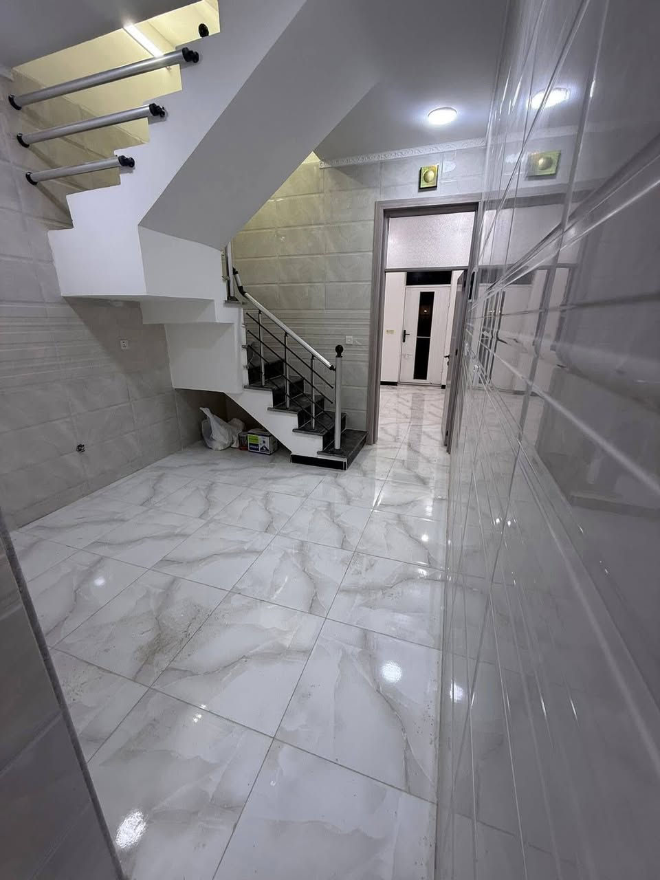 سلام عليكم 2 مشتملات للبيع مساحة 50 متر بناء حديث درجة اولى طابو صرف يحتوي على طرمة وصالة ومطبخ وغرفة نوم جوه ومنور وخدمات والطابق الثاني يحتوي على غرفتين نوم ومطبخ صغير وخدمات وبيتونه وسطحين ابواب تركية شبابيك الألمنيوم شارع عريض 15  متر العنوان بغداد منطقة القاهرة خلف تانكي الماء مقابيل سنابل لبنان قريب جامع نداء
الاستفسار على رقم 
***********
