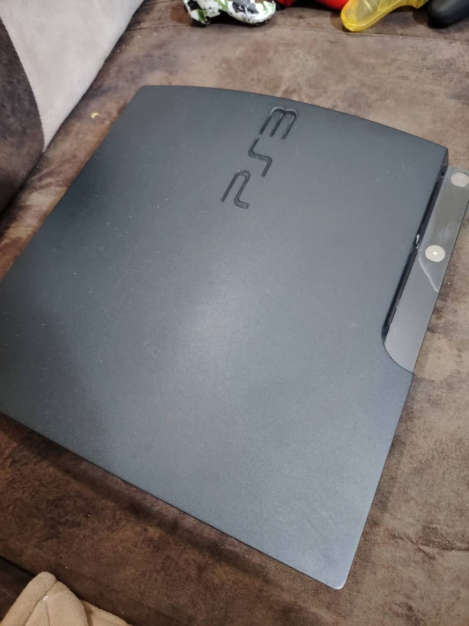 مكلف بالنشر للاستفسار ***********
بلي ثري للبيع شغال استخدام قليل مامفتوح يشيل 60 لعبه بي pes2018 و2026 وفيفا 19 ودلايفر
بي 4 جوستك
السعر 130
مكاني حي النصر
