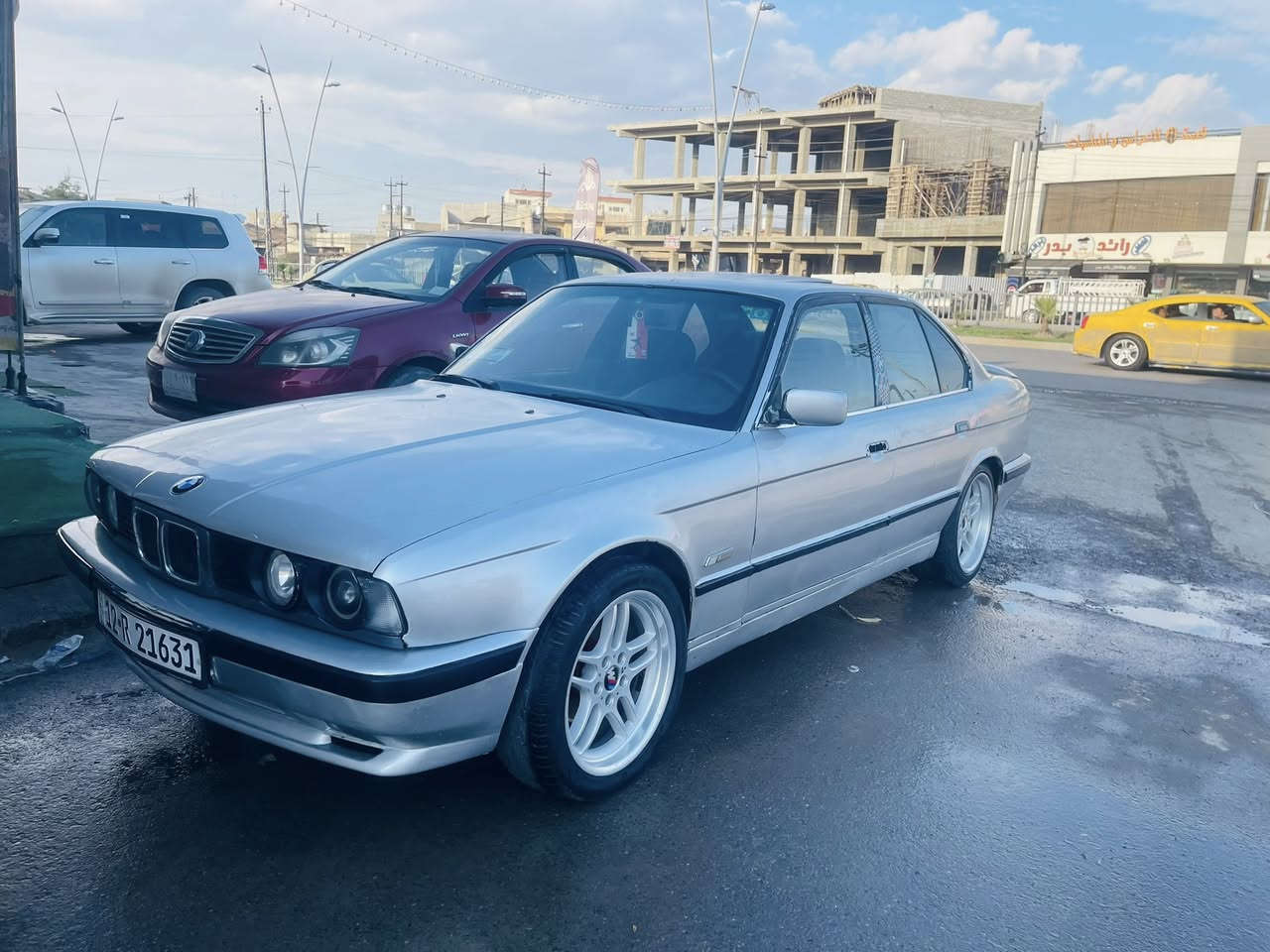 525 اصل بليته وسنوية موديل 92
كير عادي فتحة سقف سلايت جام كهرب كشنات كهرب طخم امامي خلفي جديد كزوز رياضي وايرمنيه كلها شغالة بك لايت لايت كله جديد السيارة كلها M دعاميات ورا كدام طخم ويل كب M  اكسل شرط كشنات مخمل رقم مسطرة سنوية 2030 ترايك وين ميعجبك بيها نواقص بسيطه صارلي ضرف وماكملتها 
سعرها 49 وبيها مجال بسيط 
***********
مكاني موصل
