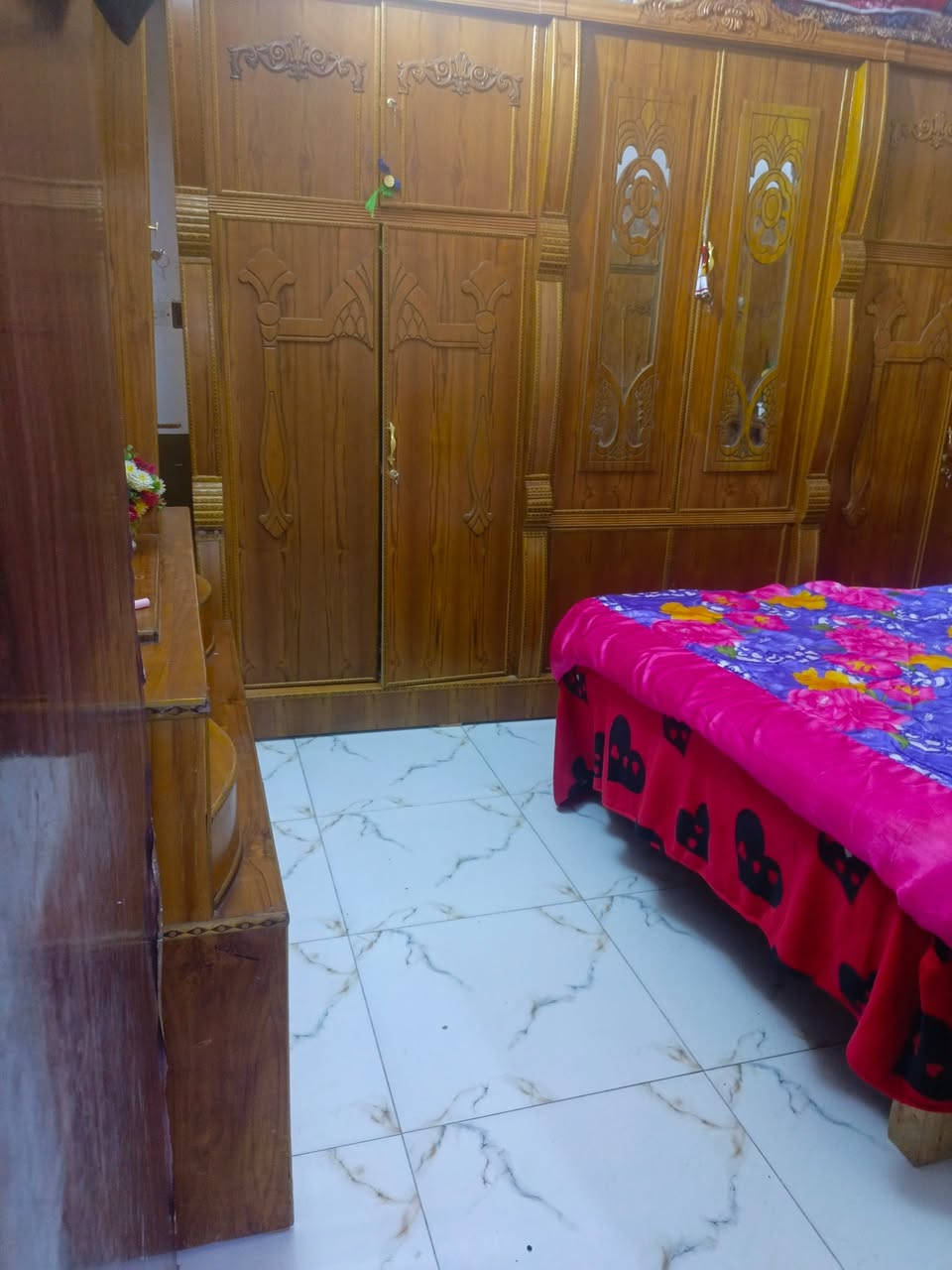 سلام عليكم بيت للبيع في حي لعسكري لثانيه قرب لمشروع 200متر طابو صرف بناء طابوك بي غرفتين وصاله ومطبخ وبراني لسعر 73وبي مجال بيع مستعجل سعر عرصه ***********
