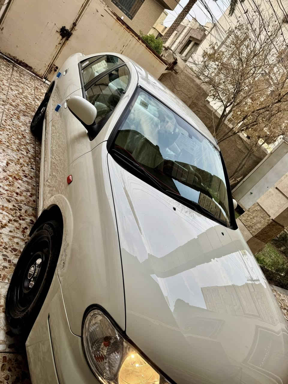 السلام عليكم نيسان سني 2009 ياباني قبق اسود المرغوب مكفولة من الضربة والصبغ رقم سليمانية مميز هزة وسنوية ورقم كلة جديد السيارة جاهزة وخير من الله كومة مصروف عليها مغلفة كاعيات وصندوق وكشنات وقمارة السيارة 4 جام كهرباء وشاشة كبيرة وكامرة خلفية كير اوتماتيك حساسات خلفية وباقي الموصفات المعروفة السيارة تخم تاير صدر كلة جديد السعر 105 وبيها مجال حك الجية المكان بغداد السيدية  رقمي ***********
