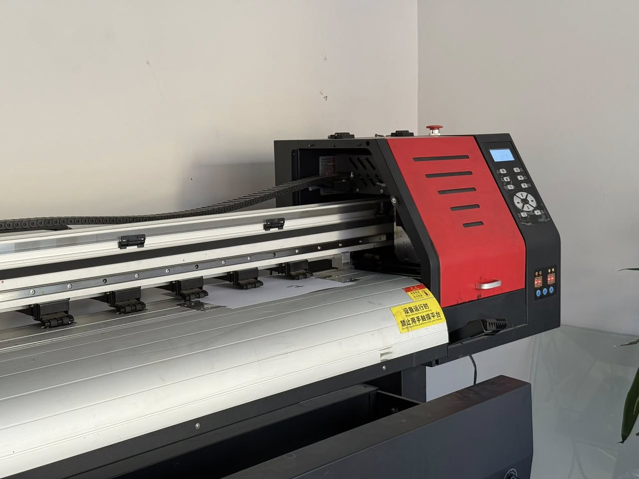 طابعة ايكو سولفنت فليكس للبيع
نوع الهيد ياباني استعمال قليل 
القياس 185cm 
للاستفسار *********** 
السعر ٢٠ ورقة فقط
