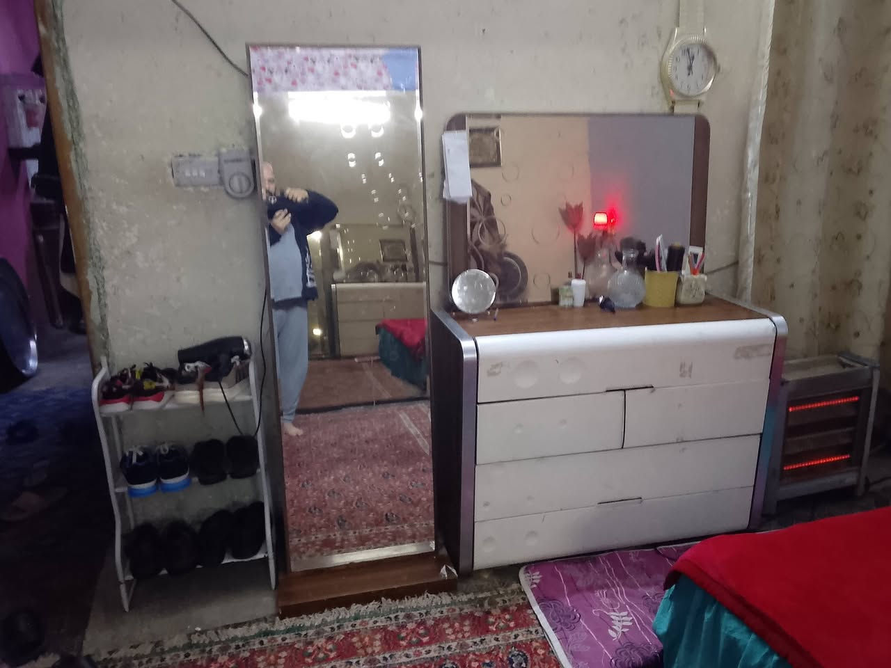 غرفه نوم للبيع مستعجل علىه بيعته سعر 400الف بيها مجال حك جيه مكان بغداد زعفرانيه هاذا رقمي ***********
