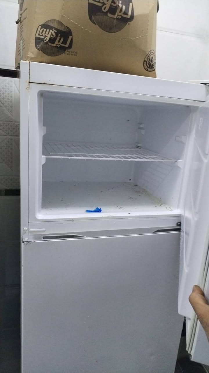 السلام عليكم للبيع ثلاجه 150 مجمده 150 كنتور 125 مكاني بغداد نهاية الشرطه الخامسه منطقه سويب للاستفسار *********** علما شغالات وبدون تصليح
